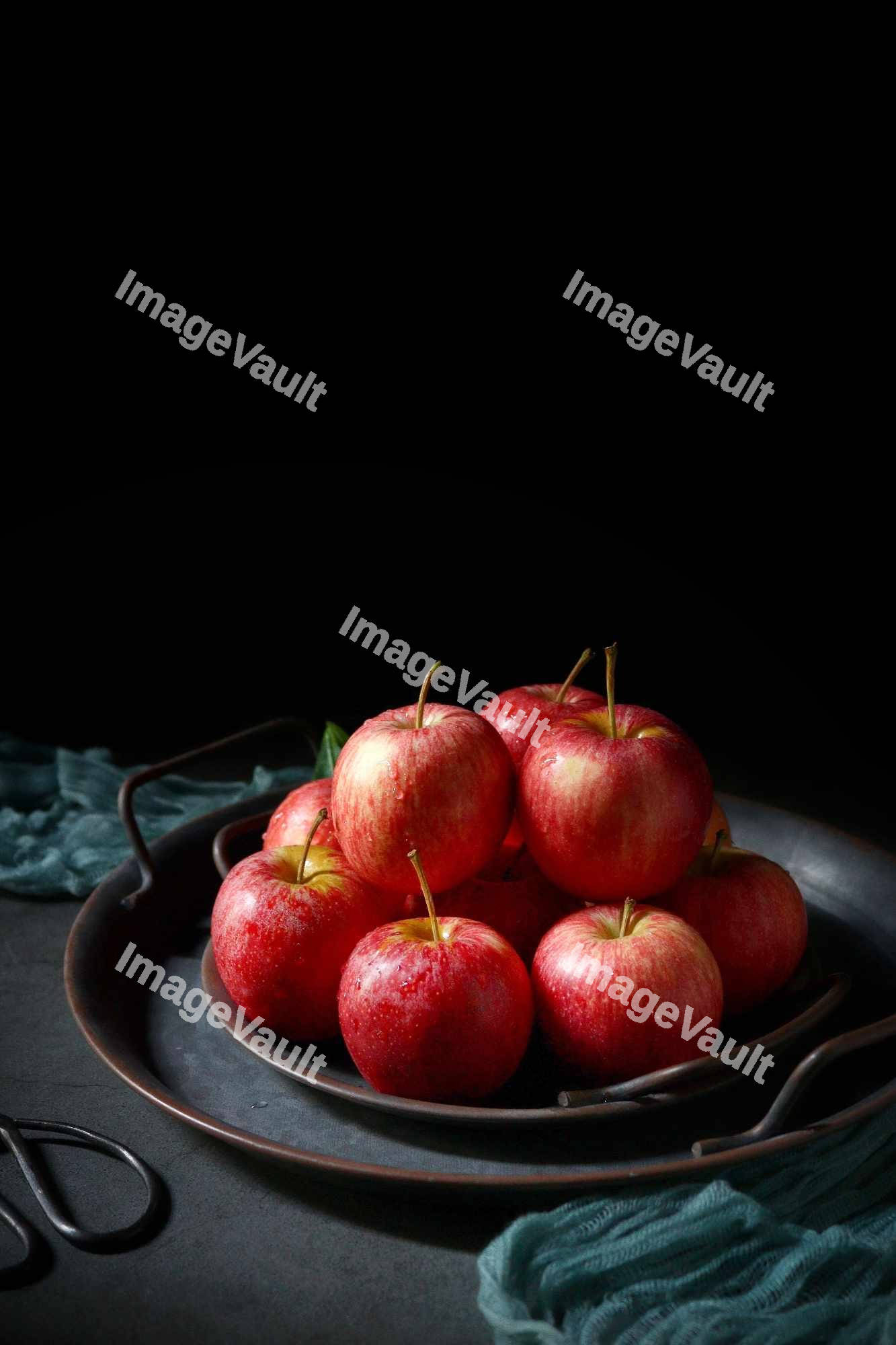 Red apples in a plate